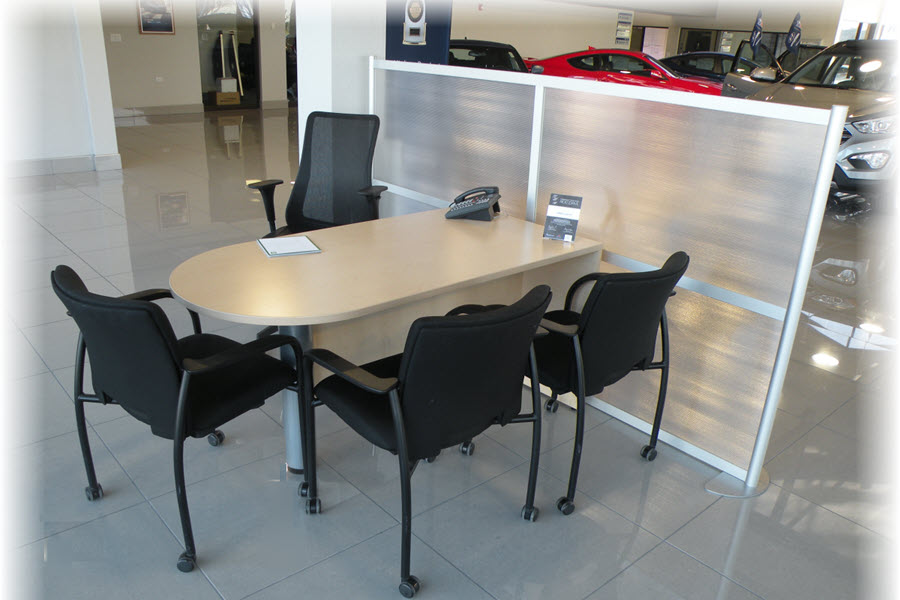 Hyundai - Showroom Sales Desk with Translucent Privacy Panel - Guest Chairs on Casters